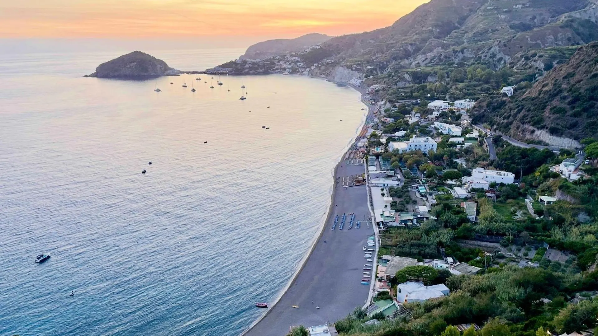 Soggiornare vicino alla Spiaggia degli Inglesi: 15 Hotel Centrali a Confronto
